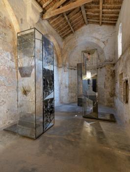 Vue de l’exposition de Pia Rondé & Fabien Saleil, « Topophilie des cendres », Chapelle de la Madeleine, Arles (02.07 – 26.08.2018). Une exposition du Palais de Tokyo dans le cadre des Rencontres de la photographie – Arles 2018. Courtesy des artistes et de la galerie Escougnou-Cetraro (Paris). © ADAGP, Paris, 2018. Photographie © Hervé Hôte.
