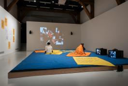 Marie Preston (avec François Deck et le Lycée expérimental de Saint-Nazaire), Le Quilt des Écoles, 2018-19, production LiFE ; Le Grand Café ; La Ferme du Buisson, et Télés expérimentales (1971-1990), 2019, production La Ferme du Buisson, archives INA. Photographie  © Émile Ouroumov.
