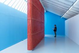 Sheena Hoszko, Périmètre de la prison de la Santé avec clôture de sécurité en plastique orange (797,35 mètres) et murs bleus de pénitencier, 2019, production La Ferme du Buisson, courtesy de l’artiste. Photographie © Émile Ouroumov