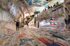 Tomás Saraceno, Museo Aero Solar, 2018 Sacs plastiques réutilisés, ruban adhésif, ventilateur et corde en polyester  Courtesy de l'artiste et Andersen’s (Copenhagen), Esther Schipper (Berlin), Pinksummer Contemporary Art (Genoa), Ruth Benzacar (Buenos Aires),Tanya Bonakdar Gallery (New York). Photographie © Andrea Rossetti