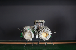 Victoria Klotz, « Tracteur » Objet rituel de dés-ensorcellement de l'agriculture 23x11x16cm © Photo Victoria Klotz