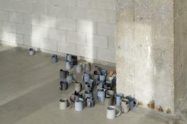 Détails de l’œuvre Le sur­plus de Ève Chabanon, 100 pièces, grès et por­ce­laine émaillés, dimen­sions varia­bles, 2019-2020. Image © Aurélien Mole