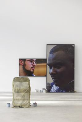 Vue de l’expo­si­tion Le sur­plus de Ève Chabanon, Chapter 3 : Living in Reality, rushes vidéo sur 5 écrans, 2018-2020 © Aurélien Mole