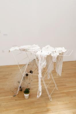 Vue de l’exposition, "Sous couvert du contrôle des ressources", Villa Vassilieff, Paris, 2017. Ndidi Dike, "Duality of Domesticated Debt Bondage", 2017. Courtesy de l’artiste. Image : Aurélien Mole. 