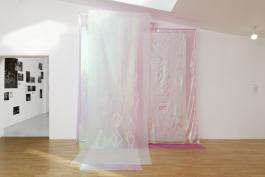 Vue de l’expo­si­tion « Akademia : Performing Life », Villa Vassilieff, Paris, 2018. Mercedes Azpilicueta, Pink pop­ping plank, 2018. Courtesy : Mercedes Azpilicueta. Image : Aurélien Mole 