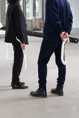 Vue de l'exposition Ma système reproductive à Bétonsalon - Centre d’art et de recherche, Paris, 2019. Jean-Charles de Quillacq Suppléments, 2019, poi­gnées de sou­tien, epoxy. Image © Aurélien Mole