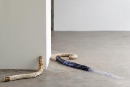 Vue de l'exposition Ma système reproductive à Bétonsalon - Centre d’art et de recherche, Paris, 2019 avec les œuvres de Jean-Charles de Quillacq,  "Coins" et "Chambre"2019, Image : Aurélien Mole