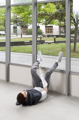 Vue de l'exposition Ma système reproductive à Bétonsalon - Centre d’art et de recherche, Paris, 2019. Jean-Charles de Quillacq, Introducing my family, 2019, Image : Aurélien Mole