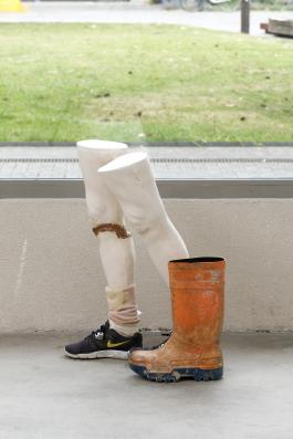 Vue de l'exposition Ma système reproductive à Bétonsalon - Centre d’art et de recherche, Paris, 2019. Jean-Charles de Quillacq,  Group, 2019, Image : Aurélien Mole