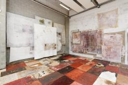 Vue de l’exposition de Mandy El-Sayegh, White Grounds à Bétonsalon - Centre d’art et de recherche, Paris, 2019.Mandy El-Sayegh, Fonds Blancs, 2019.  Image © Aurélien Mole. 