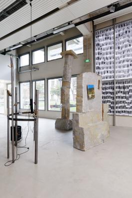 Vue de l’exposition collective Position latérale de sécurité, Bétonsalon - Centre d’art et de recherche, Paris, 2019. Adrian Mabileau Ebrahimi Tajadod, Études pour une main au cul, 2019.  Image © Aurélien Mole.