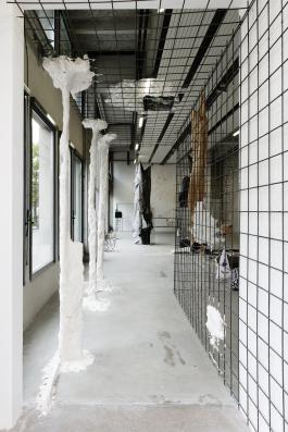 Vue de l’exposition de Gaëlle Choisne, TEMPLE OF LOVE à Bétonsalon - Centre d’art et de recherche, Paris, 2018. Seulement le début d’un péristyle, 2018.  Image © Aurélien Mole. 