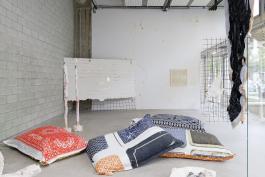 Vue de l’exposition de Gaëlle Choisne, TEMPLE OF LOVE à Bétonsalon - Centre d’art et de recherche, Paris, 2018. Avec On s’assoit sur le hasard, 2017-2018  Image © Aurélien Mole. 		