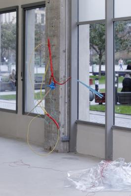 Vue de l’exposition de Julien Creuzet, La pluie a rendu cela possible (…) à Bétonsalon - Centre d’art et de recherche, Paris, 2018. Image © Aurélien Mole.