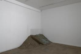 Patricia Belli, Fosa, graviers et verre, 2019. Exposition : Patricia Belli, Ser, sin serlo, Villa Vassilieff, Paris, 2019 Photo : Aurélien Mole. 