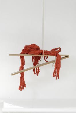 Patricia Belli, Muda 2, céramique, MDF, tex­tile, corde en coton, 2019. Exposition : Patricia Belli, Ser, sin serlo, Villa Vassilieff, Paris, 2019 Photo : Aurélien Mole. 