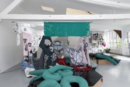 Liv Schulman Sans titre, 2019 Rideau composé  à partir des costumes réalisés pour la série de films Le Goubernement avec l’aide de Carla Magnier. Vue de l'exposition Le Goubernement à la Villa Vassilieff, Paris, 2019. Courtesy Liv Schulman © ADAGP, Paris, 2019, image  : Aurélien Mole