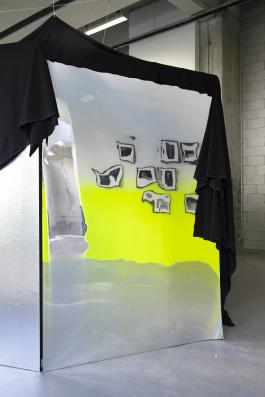 Vue de l’exposition de Jagna Ciuchta, Le pli du ventre cosmique, 2021, Bétonsalon – centre d'art et de recherche, Paris, avec le reflet de l'œuvre de : Alina Szapocznikow, Fotorzeźby (Photosculptures), 1971 Photo : Jagna Ciuchta © Adagp, Paris, 2021
