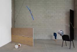 Exposition Le corps fait grève, Bétonsalon – centre d’art et de recherche, 2021. Détail : Florian Fouché, Manifeste Janmari, 2020-2021, matériaux multiples, sculptures, vidéos. Avec le soutien du Centre national des arts plastiques. Image ©Margot Montigny