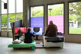 Exposition Le corps fait grève, Bétonsalon – centre d’art et de recherche, 2021. Détail : Florian Fouché, Manifeste Janmari, 2020-2021, matériaux multiples, sculptures, vidéos. Avec le soutien du Centre national des arts plastiques. Image ©Margot Montigny