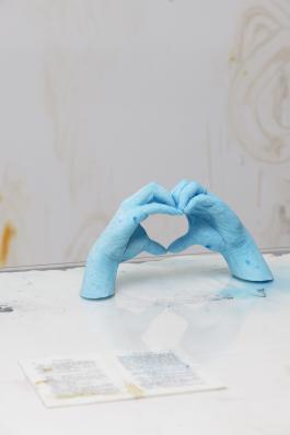 Vue de l’exposition de Gaëlle Choisne, TEMPLE OF LOVE à Bétonsalon - Centre d’art et de recherche, Paris, 2018. Avec  Autel, 2018 (détail)  Image © Aurélien Mole.