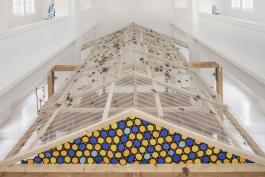 Emily Jones, purity is not an option, 2019. Bois, fer forgé, polycarbonate ondulé, tuiles en étain, papier de soie, pichets en verre, feuilles, corde, croquettes pour chats, 600 x 600 x 500 cm. Vue de l’exposition as a bird would a snake, centre d’art contemporain - la synagogue de Delme, 2019. Photo : O.H. Dancy
