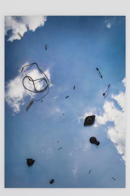 Shilpa Gupta, Unnoticed, 2017, C-print monté sur dibond, fragments de pièces automobiles 123 x 172 cm. Courtesy : Shilpa Gupta et Galerie CONTINUA, San Gimignano / Beijing / Les Moulins / Habana. Vue de l’exposition Drawing in the Dark, CAC - la synagogue de Delme, 2017. Photo : O.H. Dancy. 