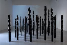 Adel Abdessemed, Pluie Noire, vue de l’exposition Practice Zero Tolerance, La Criée centre d’art contemporain, Rennes, 2006  Adel Abdessemed © Adagp, Paris 2018  production : La Criée centre d’art contemporain, Rennes  photo : Marc Domage
