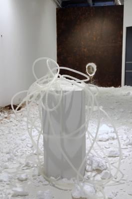 Michel Blazy, Boyau qui pousse, 2014. 60 m de Boyau artificiel, air © Michel Blazy et galerie Art:Concept, Paris. Photo : Alain Alquier.