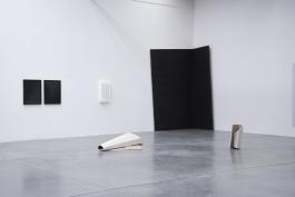 Cécile Dupaquier, vue générale de son installation (Angle (obscur), Fragment 1, Fragment 2), exposition Prismatiques, 2020. Photographie Angélique Pichon et le 19 Crac.