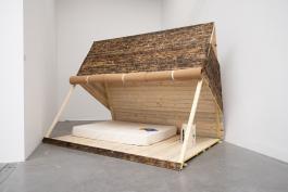Hélène Bertin, Ermitage, 2021.Pin brûlé, liège, tissu lainé, bibliothèque, sélection de l’artiste pour Tohu-Bohu, tête de peuplier de l’arbre de Mai 2019 de Cucuron. Production Le 19 Crac. Photographique Angélique Pichon et le 19 Crac.