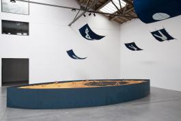 Hélène Bertin,Le jardin juvénile, 2020-2021. Bois, sables,sable,  pigments, céramiques, tissu. Co-production Le 19 Crac, Le Creux de l'enfer et AWARE. Photographique Angélique Pichon et le 19 Crac.