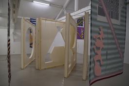 F.R.A.U.O. - Prototype déployé. Sculpture, 2017. Bois, métal, polystyrènne extrudé,  impression par sublimation sur textile. Dimensions variables. 3 x 4 X 5 m. Crédit photo Angélique Pichon, Jonas Delaborde et le 19, Crac.