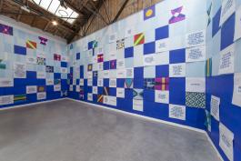 Laura Taves (En collaboration avec João Rivera), Eu sou o mundo inteiro [Je suis le monde entier], 2019. 65 carreaux de céramique, papier à cerf volant, manifeste. Photo Angélique Pichon et le 19, Crac.