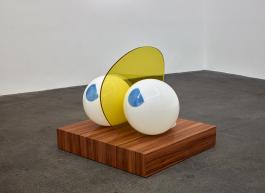 François CURLET, Lou Ray-Barou, 2009-2018, Sculpture en verre, socle formica, 95x90x15 cm, Courtesy de l'artiste et Air de Paris, paris, photographe Marc Domage