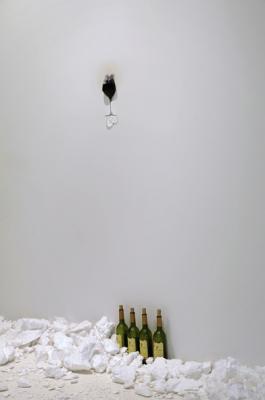 Michel Blazy, Mur qui boit du vin, 2014. Verre incrusté dans le mur, vin © Michel Blazy et galerie Art:Concept, Paris