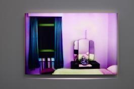 Martine ABALLEA, Chambre Nouveaux Conforts n°6, 2017 , photographie numérisée couleur contrecollée sur aluminium, 56x85 cm, Courtesy de l'artiste et Art:Concept, Paris, photographe Marc Domage 