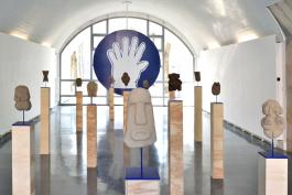 Olivier Millagou, Blue Moon, 2017. Vue de l'installation, Ecole d'art de Belfort. Production le 19, Crac.