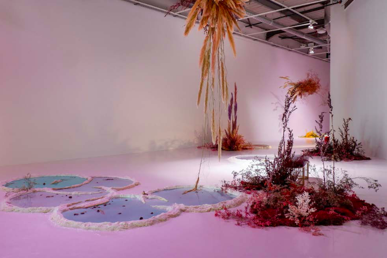 Bianca Bondi, Still Waters, 2020. Installation in-situ, vue de l’exposition « Still Waters - Scrying in Astral Ponds », Le Parvis, Tarbes, 2020. Crédit photo : Bianca Bondi. Courtesy de l’artiste et la galerie mor charpentier, Paris Bianca Bondi, Still Waters, 2020. Installation in-situ, vue de l’exposition « Still Waters - Scrying in Astral Ponds », Le Parvis, Tarbes, 2020. Crédit photo : Bianca Bondi. Courtesy de l’artiste et la galerie mor charpentier, Paris