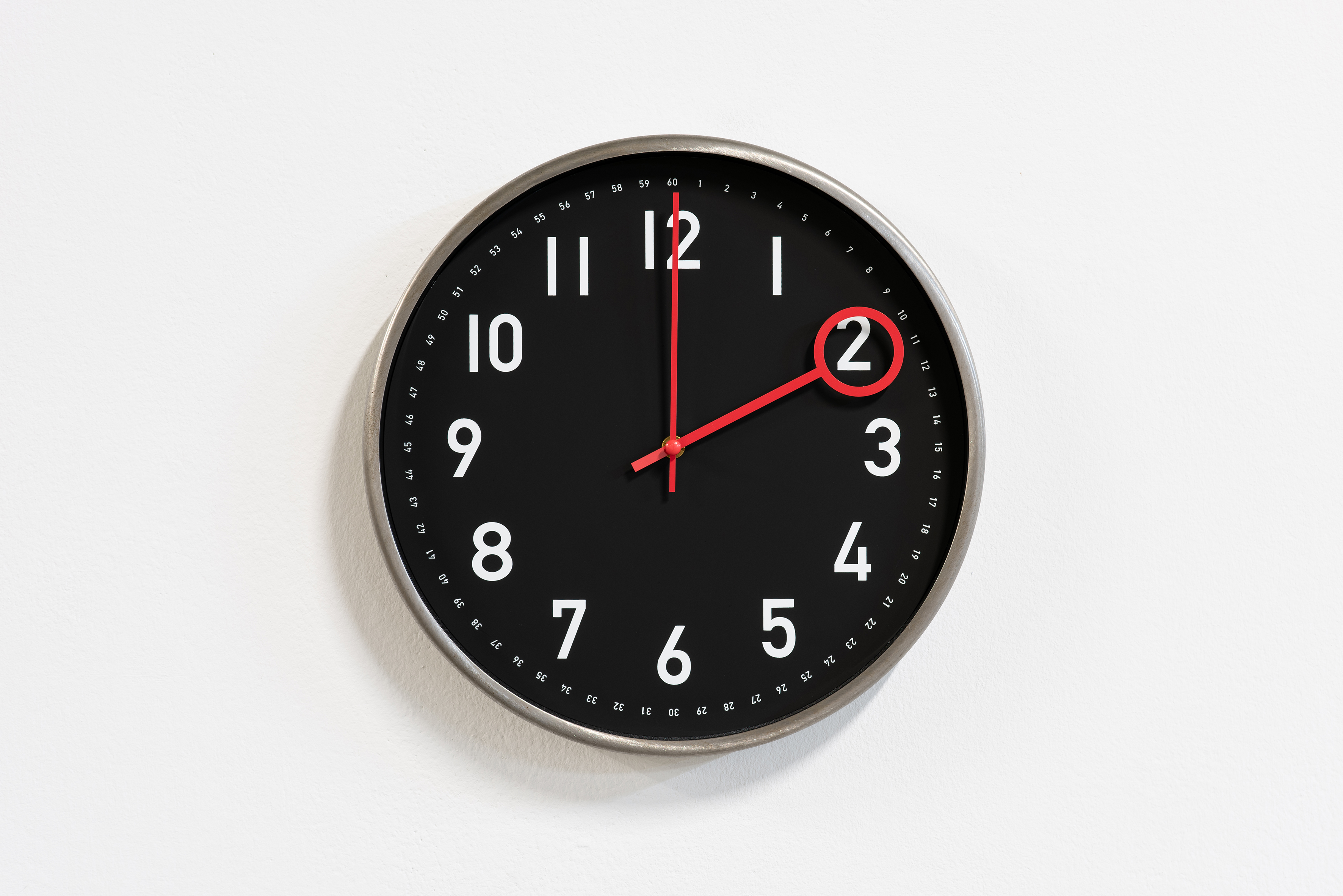 Matthieu Saladin, Horloge lestée, 2019. Photo : Émile Ouroumov. Matthieu Saladin, Horloge lestée, 2019. Photo : Émile Ouroumov.