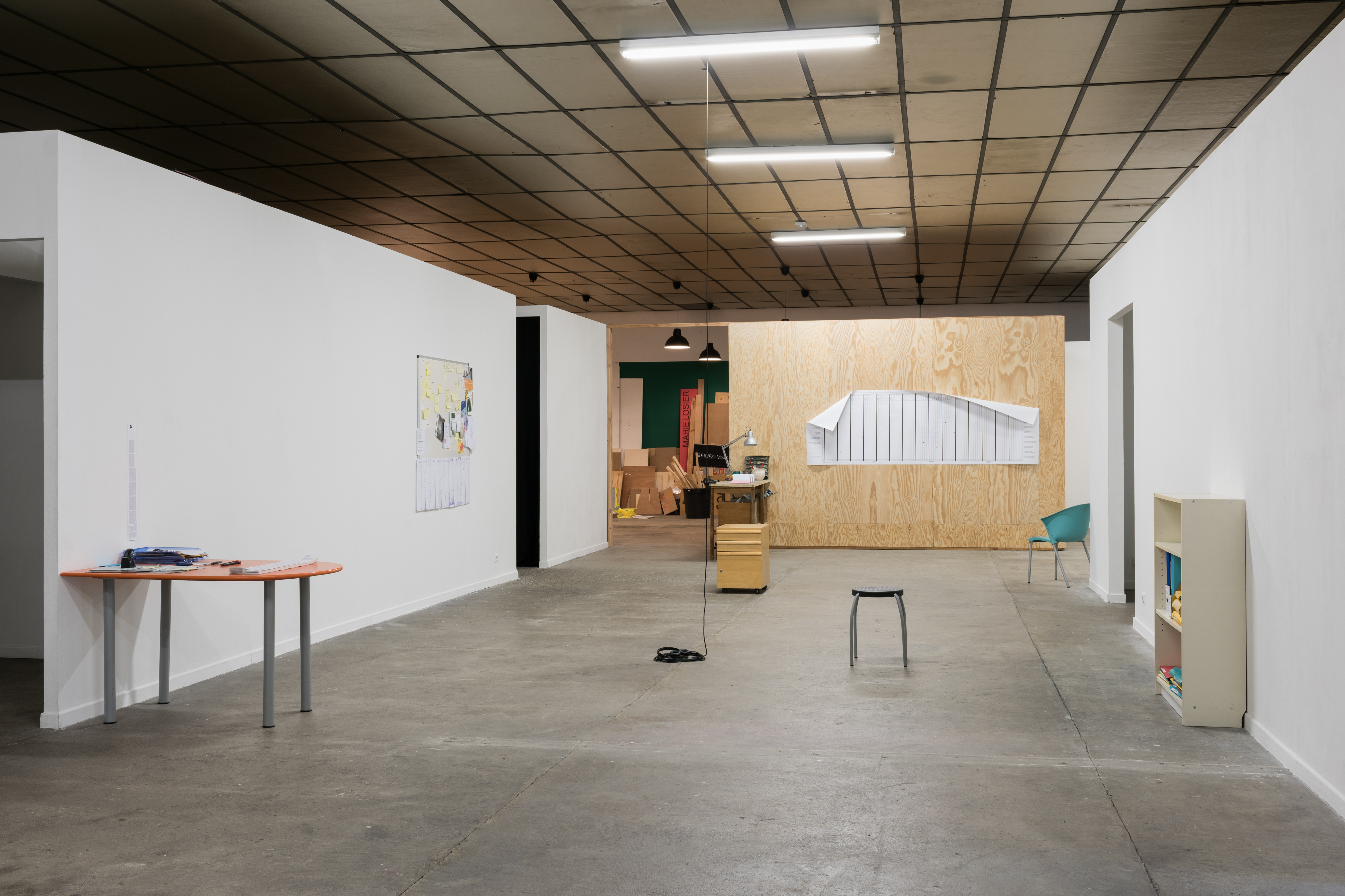 Vue des expositions de Matthieu Saladin «Temps partiels II. Flextime », Les supports (scénographie d’un mobilier de bureau), 2019. Production : BBB centre d’art, Toulouse. Vue de l’exposition «Temps partiels II. Flextime » au BBB centre d’art, 2019. Curateur & crédit photo : Émile Ouroumov. Vue des expositions de Matthieu Saladin «Temps partiels II. Flextime », Les supports (scénographie d’un mobilier de bureau), 2019. Production : BBB centre d’art, Toulouse. Vue de l’exposition «Temps partiels II. Flextime » au BBB centre d’art, 2019. Curateur & crédit photo : Émile Ouroumov.