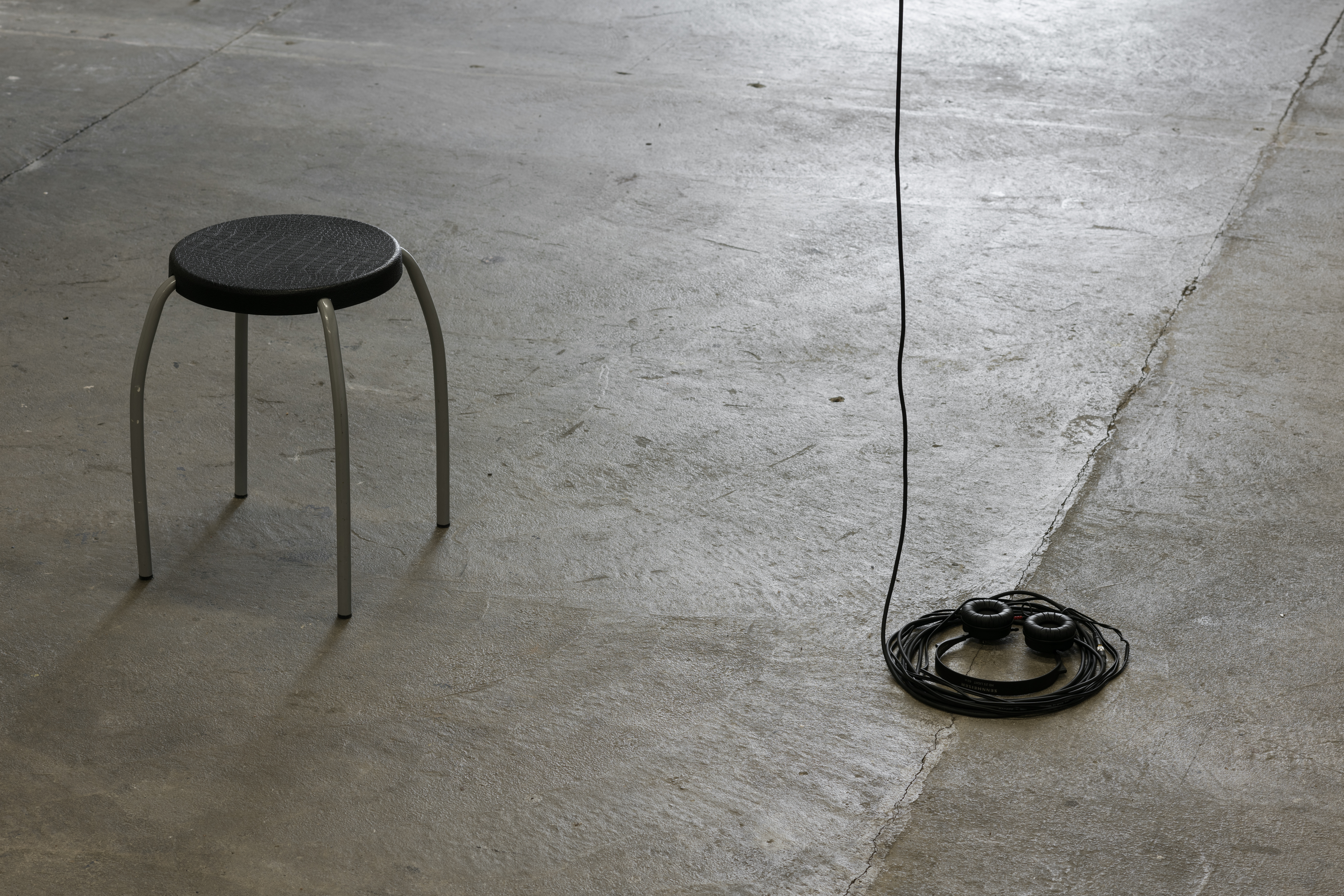 Matthieu Saladin, Évaporation, 2019. Les supports(scénographied’un mobilier de bureau), 2019. Production : BBB centre d’art, Toulouse.Vue de l’exposition «Temps partiels II. Flextime » au BBB centre d’art, 2019. Curateur & crédit photo : Émile Ouroumov. Matthieu Saladin, Évaporation, 2019. Les supports(scénographied’un mobilier de bureau), 2019. Production : BBB centre d’art, Toulouse.Vue de l’exposition «Temps partiels II. Flextime » au BBB centre d’art, 2019. Curateur & crédit photo : Émile Ouroumov.