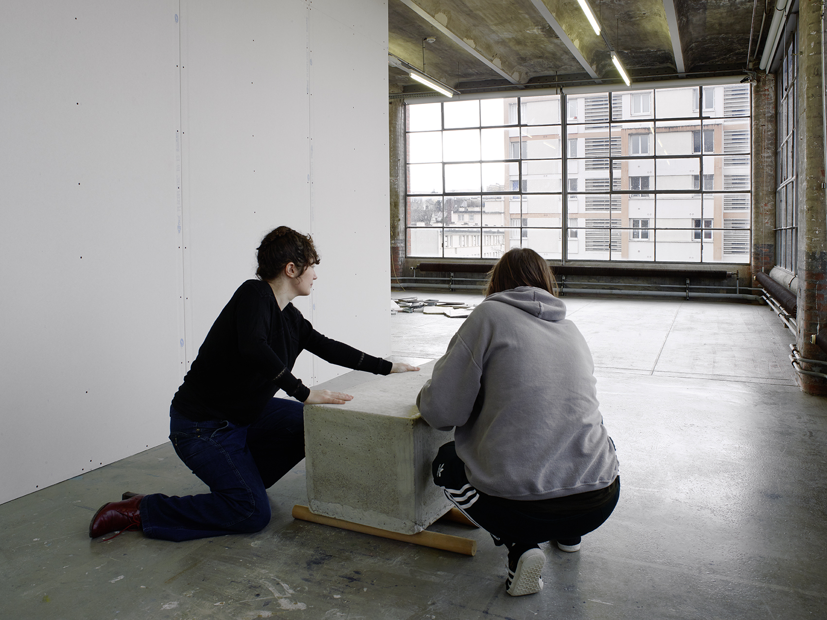 Louise Hervé & Clovis Maillet, vue de la performance L’ingénieure qui transportait des pierres, 2014-2018, au sein de l’exposition Louise Hervé & Clovis Maillet L’Iguane, Centre d’art contemporain d’Ivry – le Crédac, 2018. © Louise Hervé & Clovis Maillet / ADAGP, Paris, 2018. Courtesy Marcelle Alix, Paris. Louise Hervé & Clovis Maillet, vue de la performance L’ingénieure qui transportait des pierres, 2014-2018, au sein de l’exposition Louise Hervé & Clovis Maillet L’Iguane, Centre d’art contemporain d’Ivry – le Crédac, 2018. © Louise Hervé & Clovis Maillet / ADAGP, Paris, 2018. Courtesy Marcelle Alix, Paris.
