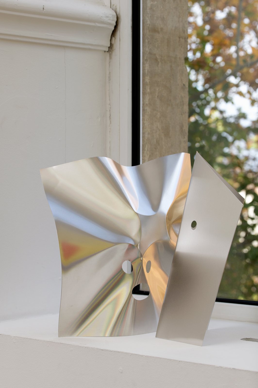 Edit Oderbolz, Screening, 2018. Feuilles d'aluminium. 40 × 40 cm environ chaque. Courtesy de l'artiste. Photo A. Mole.