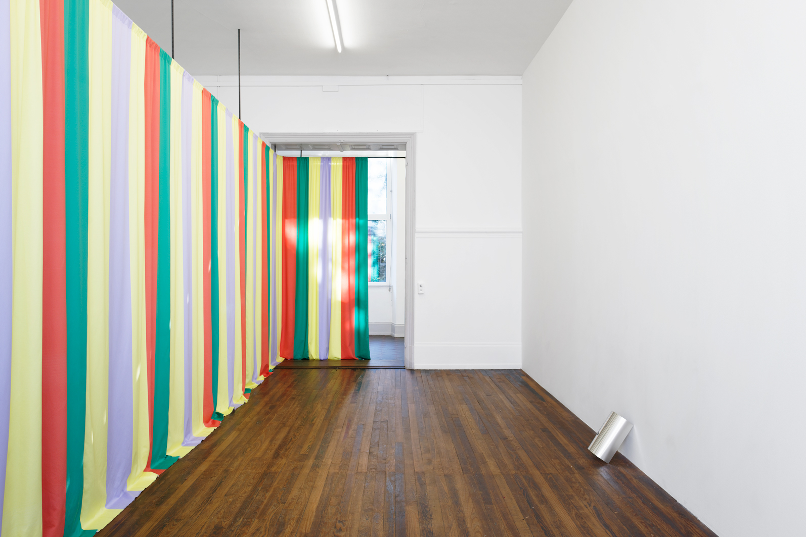 Edit Oderbolz, Colour My Sleep, 2018. Tissu, acier, chaînettes. Screening, 2018. Feuilles d'aluminium. 40 × 40 cm environ chaque. Courtesy de l'artiste. Photo A. Mole. Edit Oderbolz, Colour My Sleep, 2018. Tissu, acier, chaînettes. Screening, 2018. Feuilles d'aluminium. 40 × 40 cm environ chaque. Courtesy de l'artiste. Photo A. Mole.