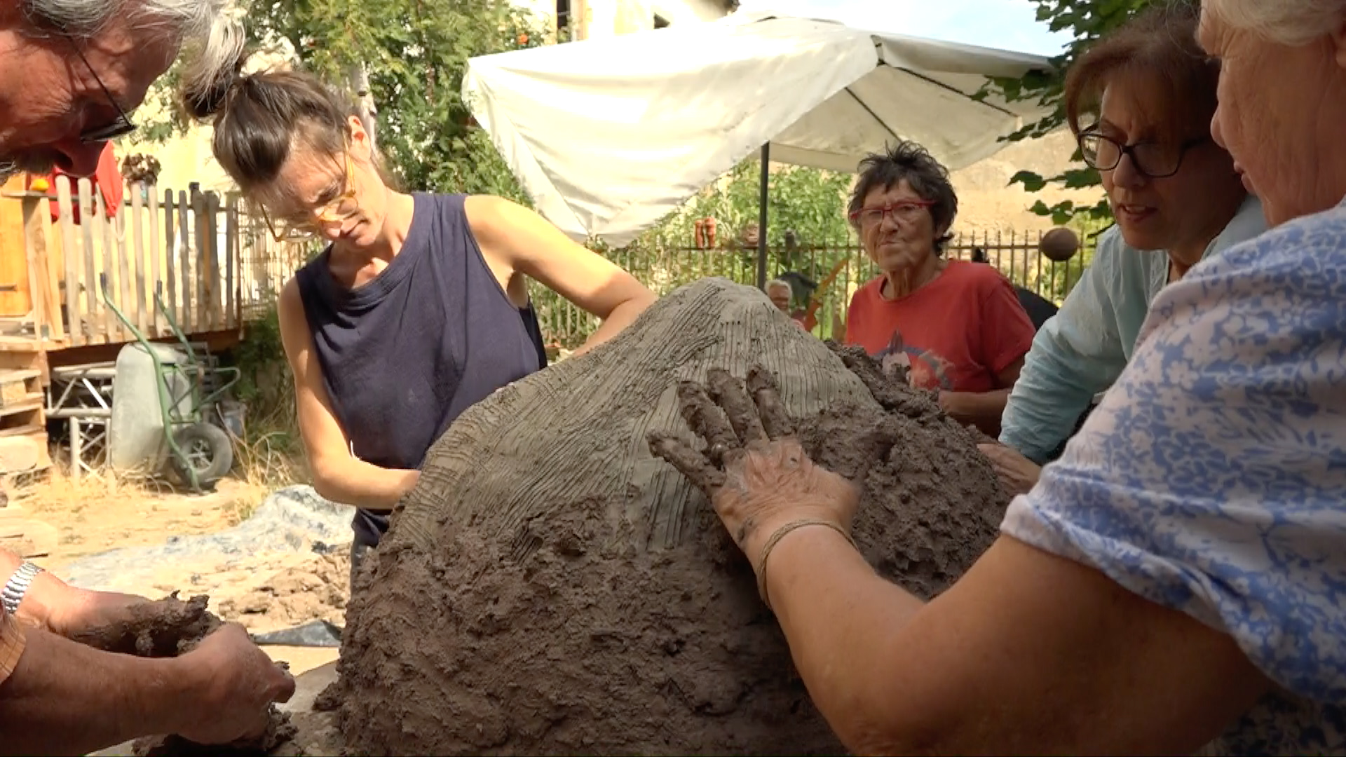 Arsinée André, "Des pieds, des mains, des ventres-fours", 2019, production La Ferme du Buisson. Photographie © Émile Ouroumov. Arsinée André, "Des pieds, des mains, des ventres-fours", 2019, production La Ferme du Buisson. Photographie © Émile Ouroumov.