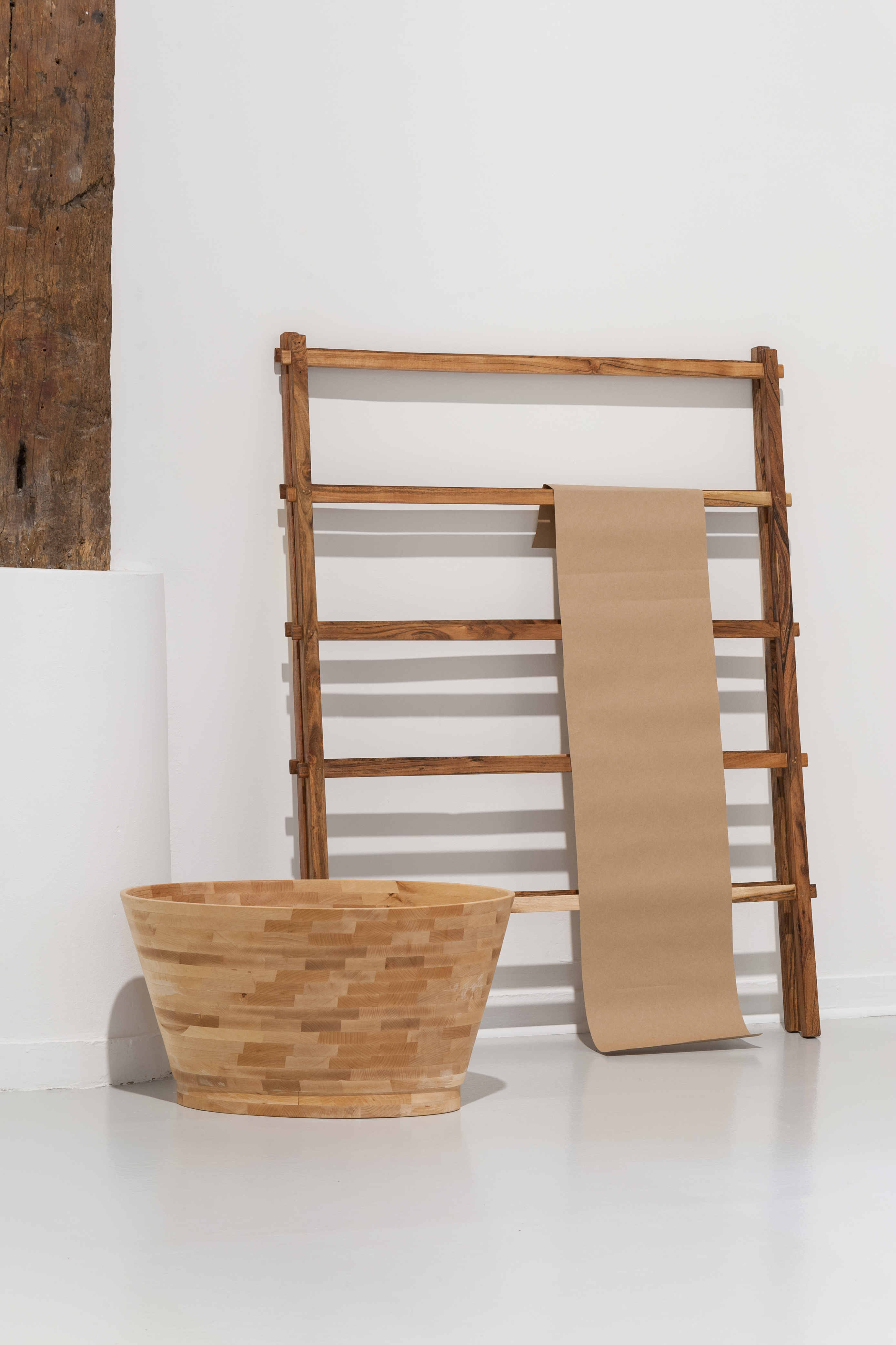 Béatrice Balcou, "Drying Rack Placebo" (d’après une œuvre de Marinus Boezem), 2018, La Ferme du Buisson. Photographie © Émile Ouroumov.
