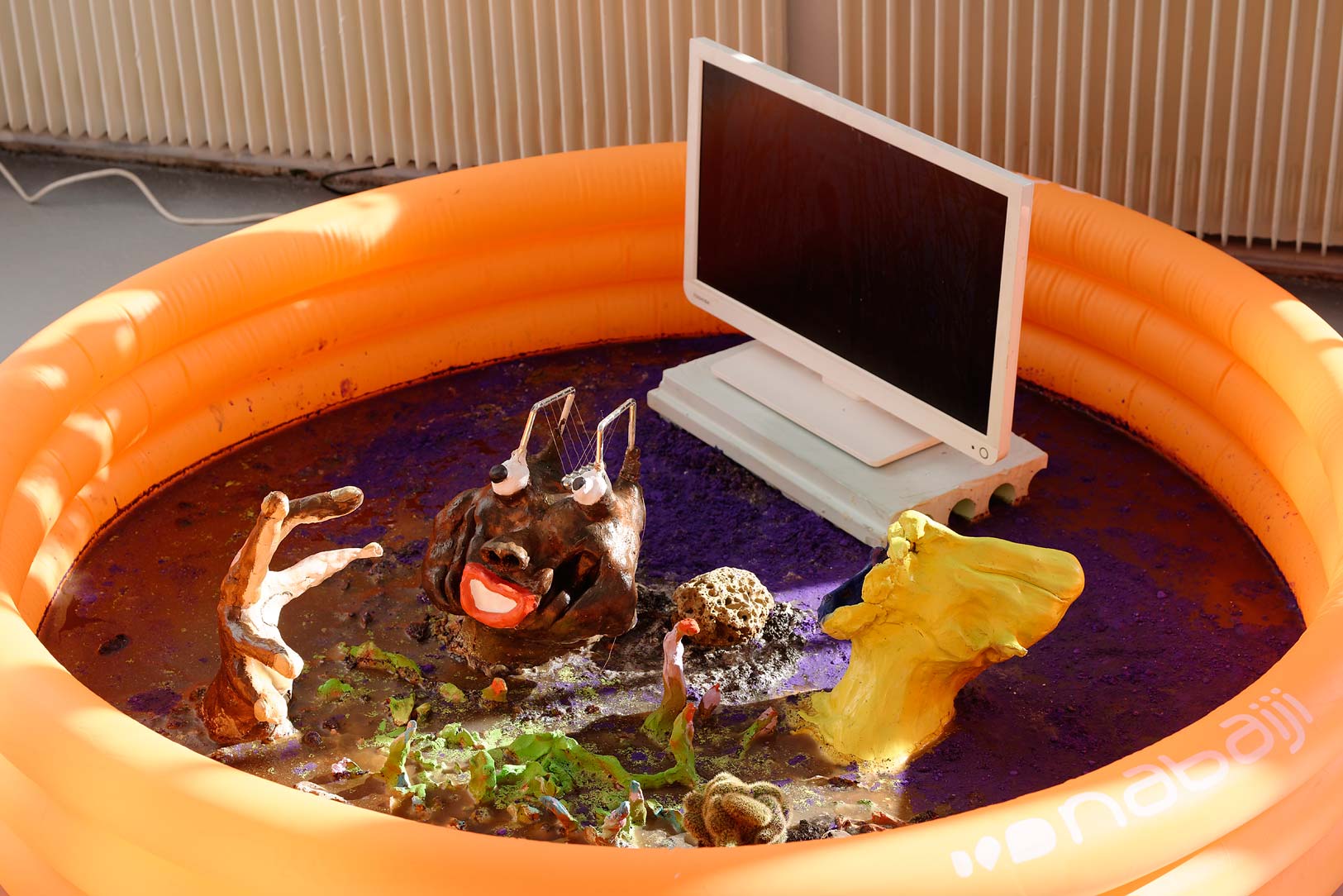Eden Tinto-Collins, À l’horizon, l’eau de la cité m’émeut, 2016, installation multimédia, vue de l’exposition Demain est une île à la Villa Vassilieff, Paris, 2016. Image : Aurélien Mole. Eden Tinto-Collins, À l’horizon, l’eau de la cité m’émeut, 2016, installation multimédia, vue de l’exposition Demain est une île à la Villa Vassilieff, Paris, 2016. Image : Aurélien Mole.