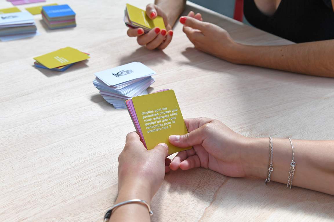 Eux et nous, Jeu de carte. Vue de l'exposition « « Eux » et « nous » ce qui nous rassemble, ce qui nous sépare», Clémence de Montgolfier, CAC Brétigny, 2019. Photo © Béryl Libault Eux et nous, Jeu de carte. Vue de l'exposition « « Eux » et « nous » ce qui nous rassemble, ce qui nous sépare», Clémence de Montgolfier, CAC Brétigny, 2019. Photo © Béryl Libault