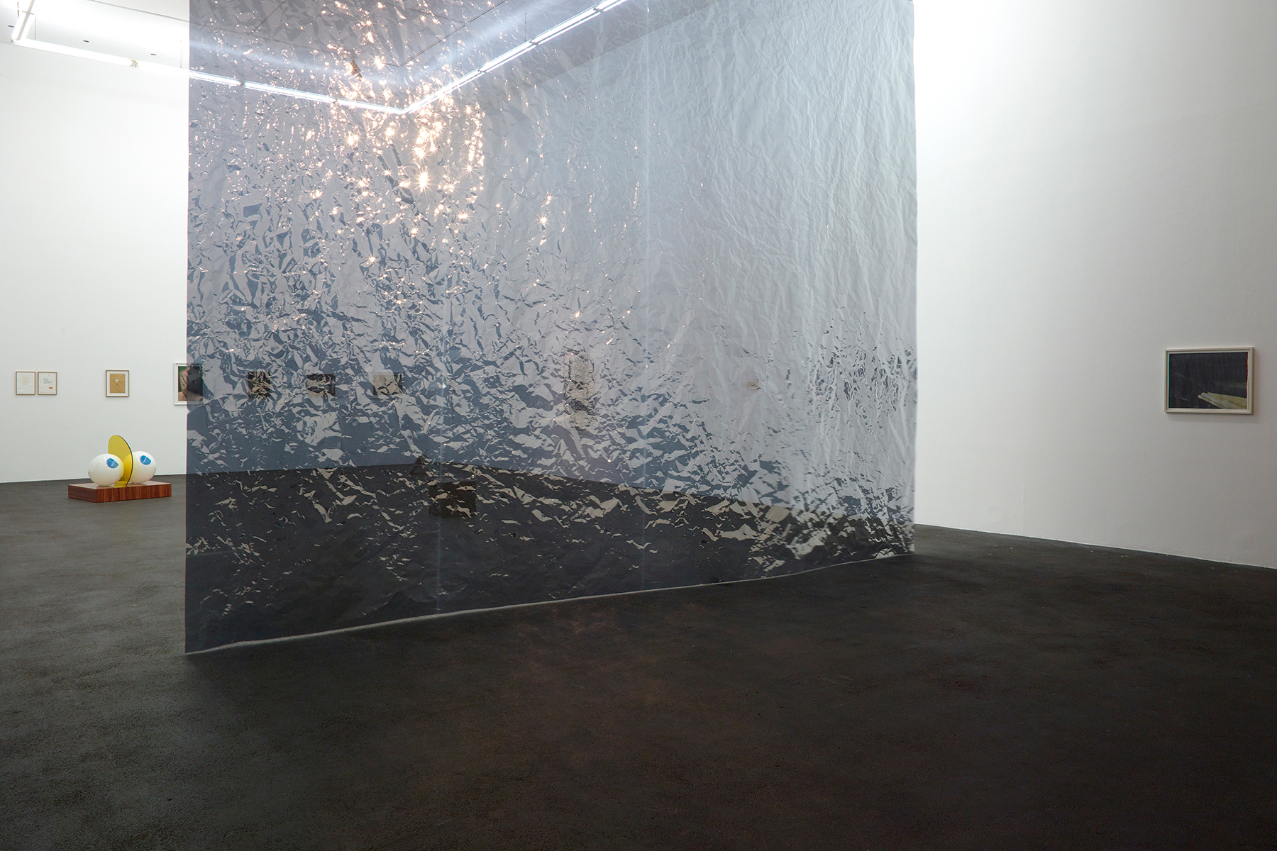 Ann Veronica JANSSENS et Michel FRANCOIS, Golden Section, PVC, feuille métal miroir, projecteur, Photographie Marc Domage Ann Veronica JANSSENS et Michel FRANCOIS, Golden Section, PVC, feuille métal miroir, projecteur, Photographie Marc Domage